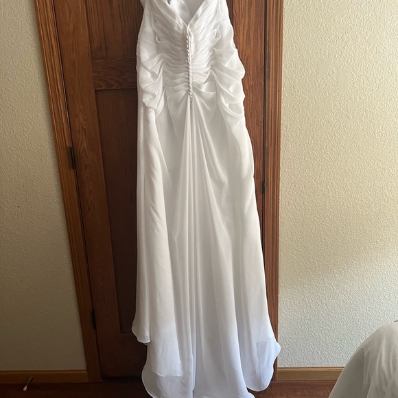 New wedding dress - Picture 6 of 12